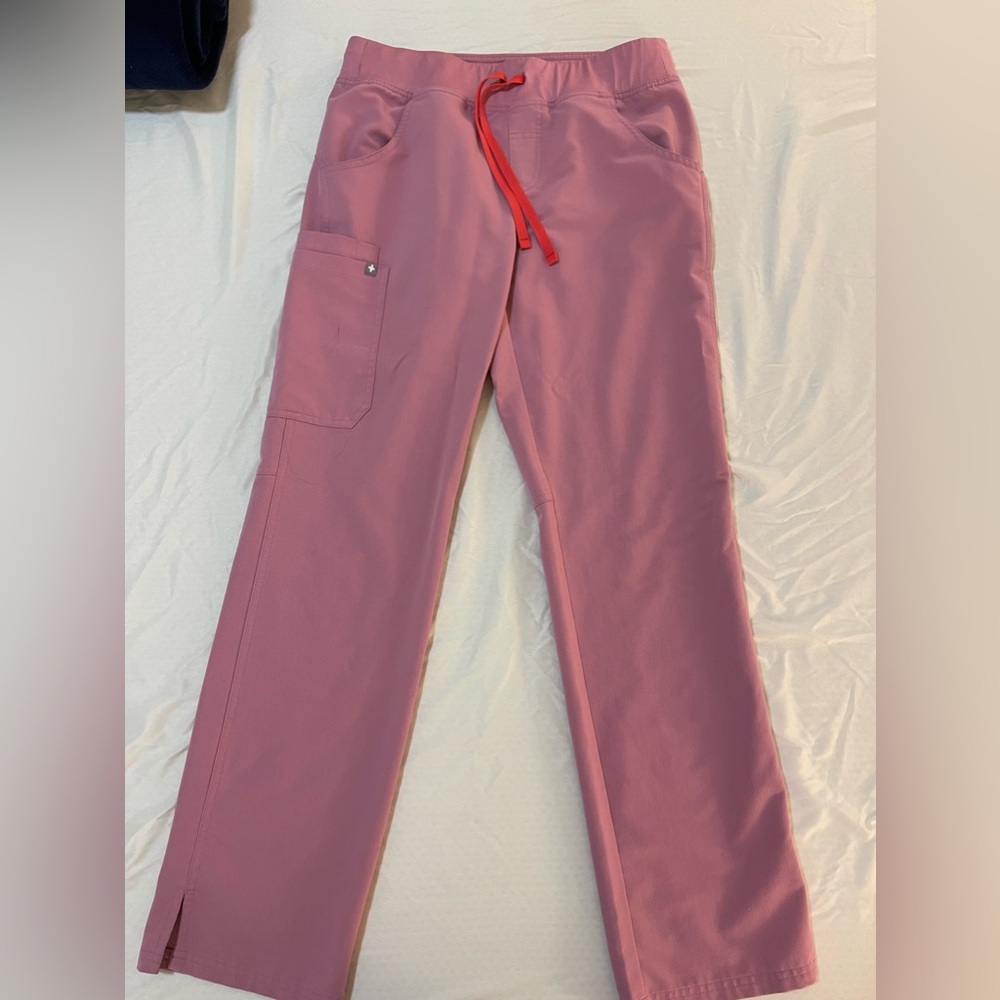 Small scrub cargo pant. Figs